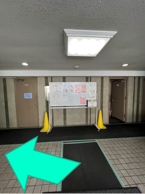 建物に入ったら左側へ